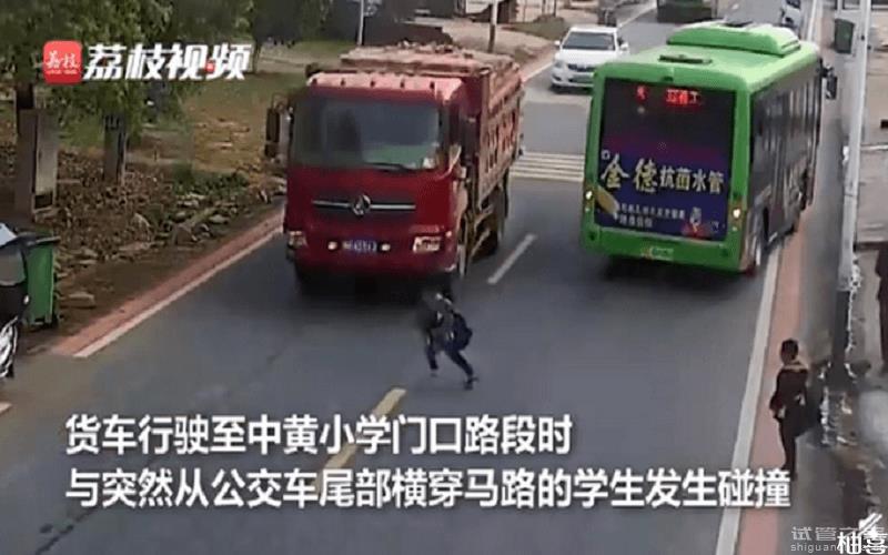 江西一小學(xué)生飛奔過馬路被撞身亡，年僅7歲，系“鬼探頭”